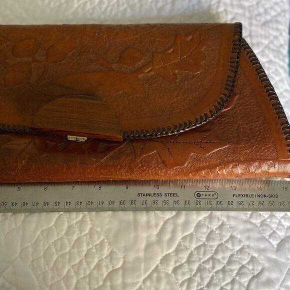 Vintage tooled leather clutch/large leather clutch /tooled leaf purse/70's boho - Picture 8 of 9